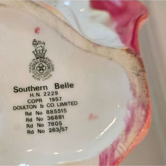 🎄🛍❤️ VINTAGE ROYAL DOULTON SOUTHERN BELLE FIGURINE - Picture 6 of 9